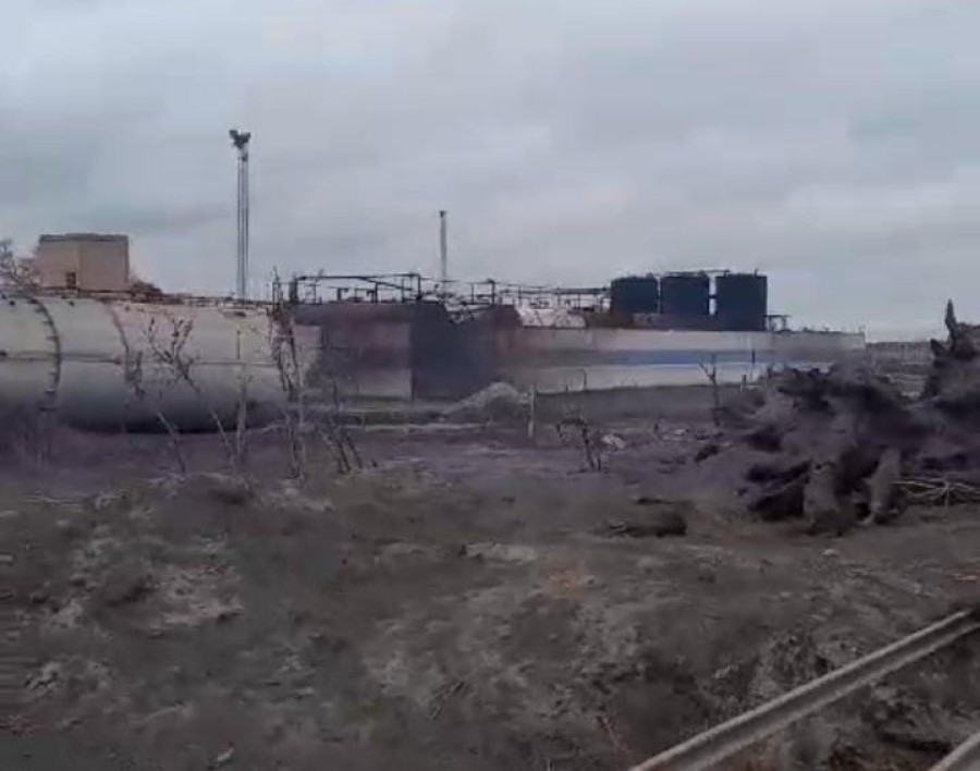 Así se presentaba la planta afectada hoy, transcurridas 24 hs. de la explosión de combustibles.