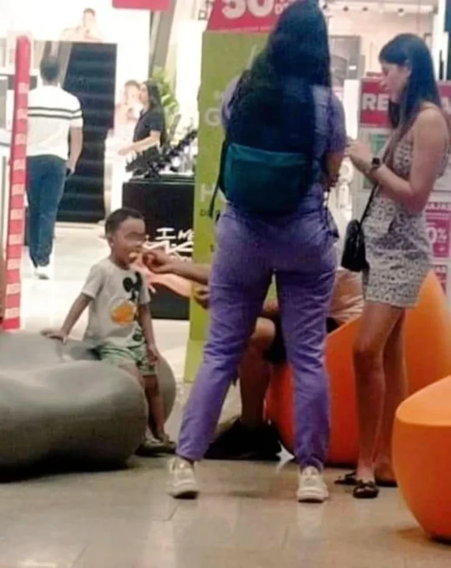 La imagen que se viralizó de un niño en un shopping de Colombia. Sus padres dicen que es Loan.