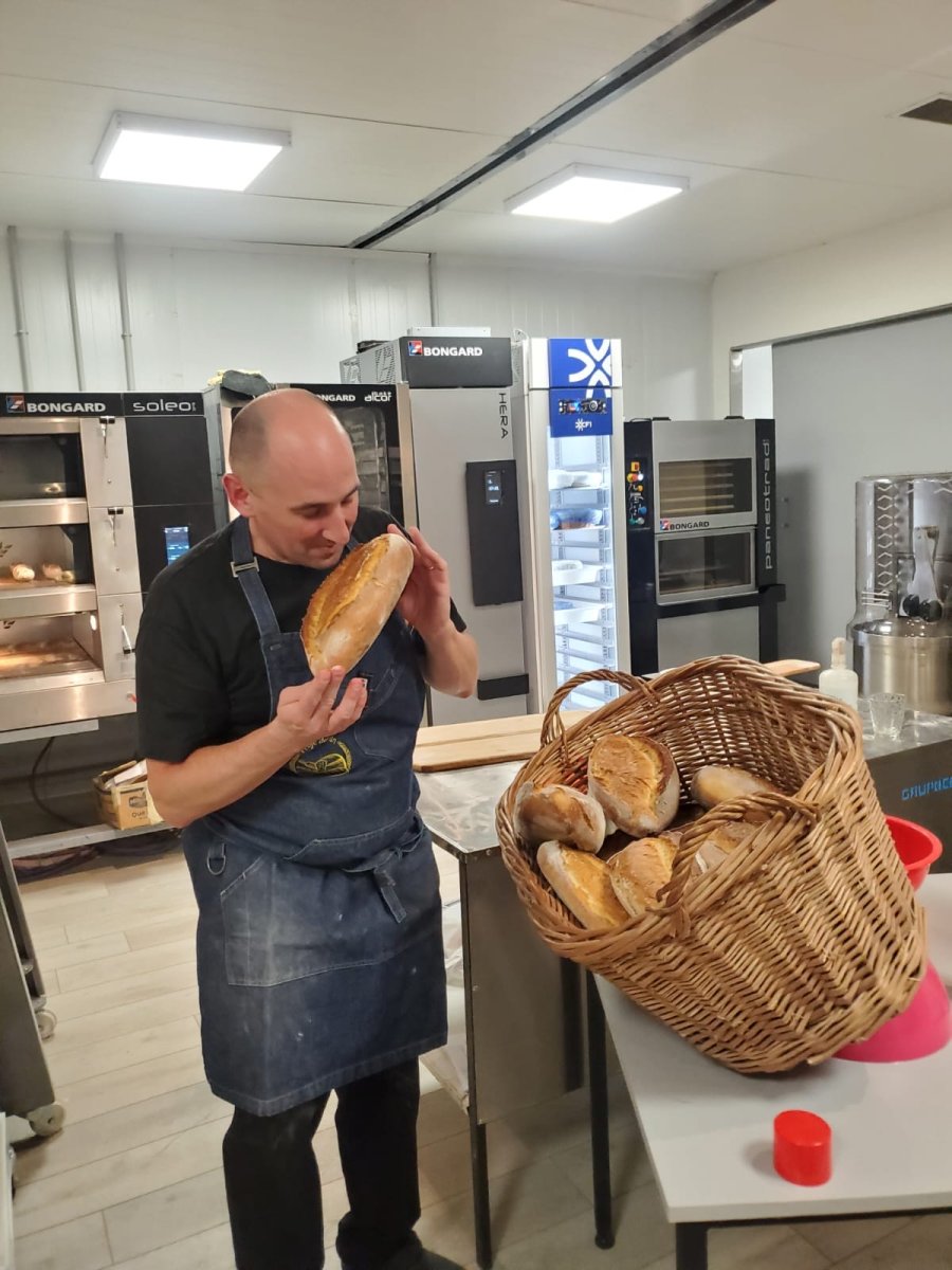 Claudio Olijavetzky junto a su producción.