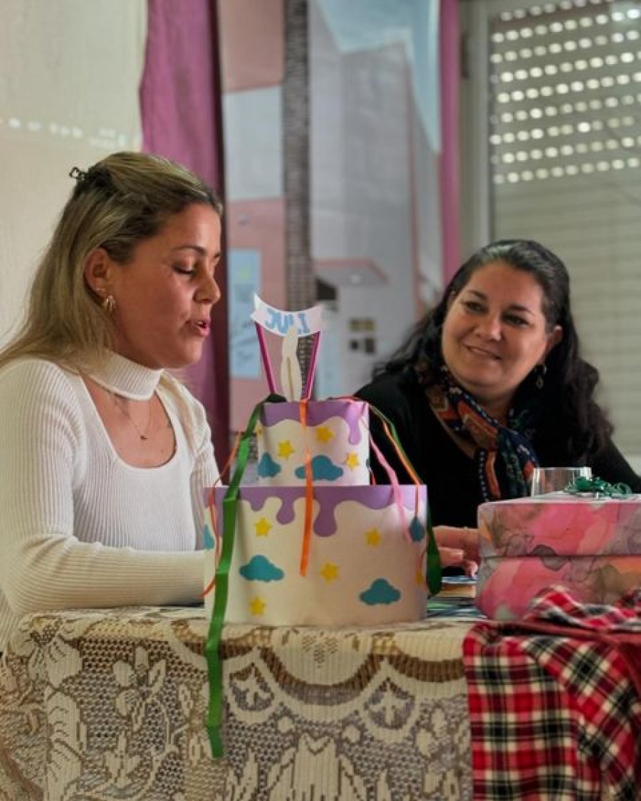 Camila Abratte presentando su obra.