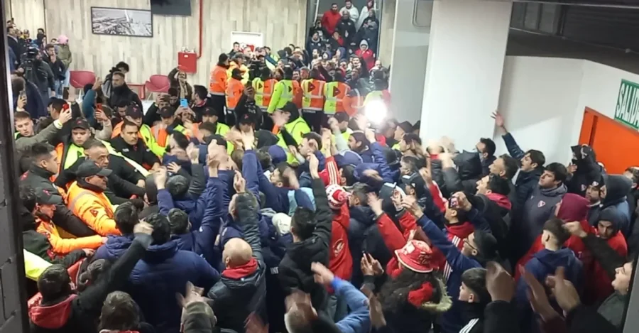 Los hinchas se agolparon en el hall del estadio.