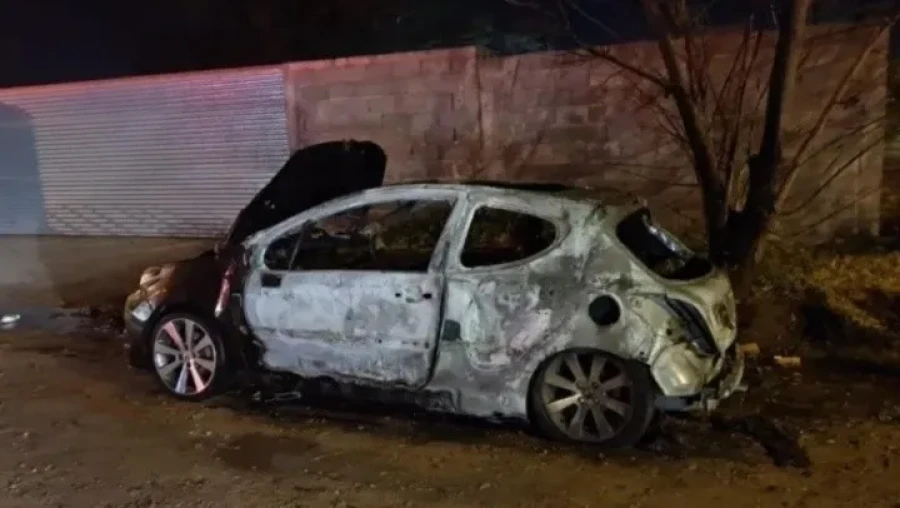 El auto del femicida, fue incendiado por vecinos de la víctima.