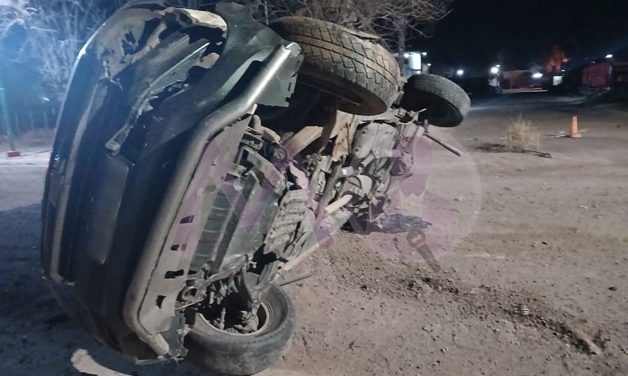 La camioneta Chevrolet S-10 volcada en el lugar del siniestro vial.