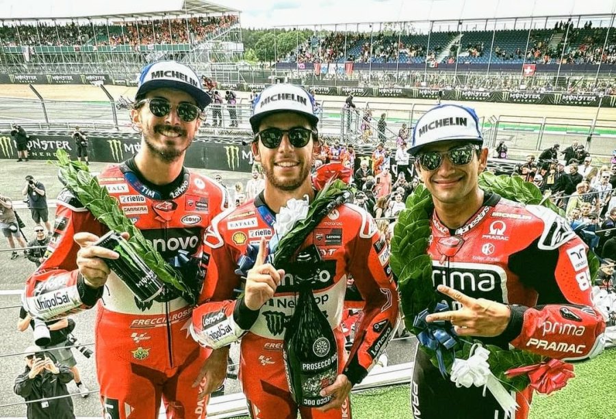 Francesco Bagnaia (3&deg;), Enea Bastianini (1&deg;) y Jorge Mart&iacute;n (2&deg;) en el podio de Silverstone.