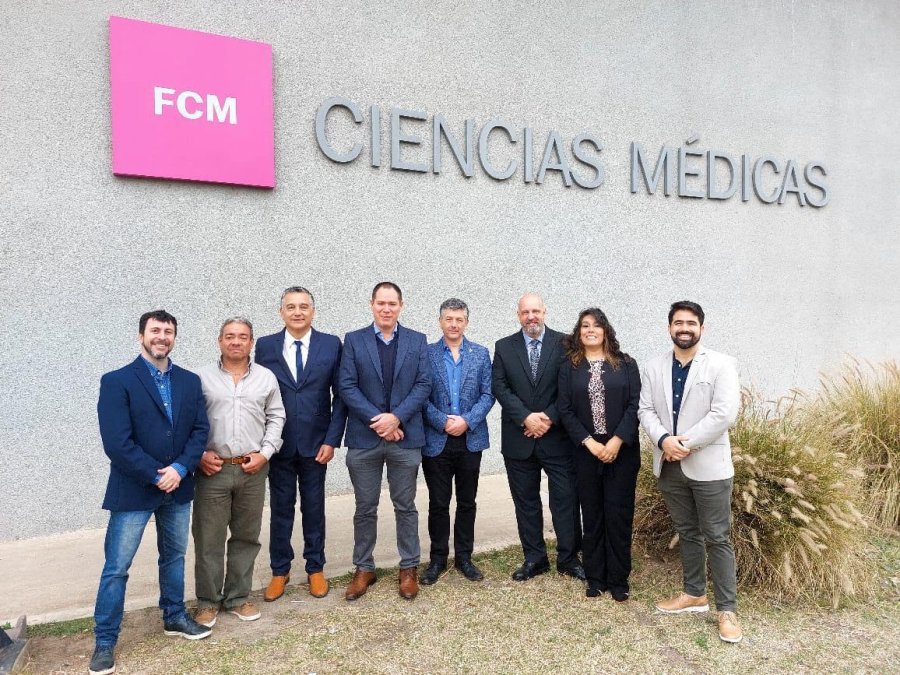 En la segunda foto autoridades de la Facultad de Ciencias Médicas junto a representantes de la Federación Argentina de Cardiología.