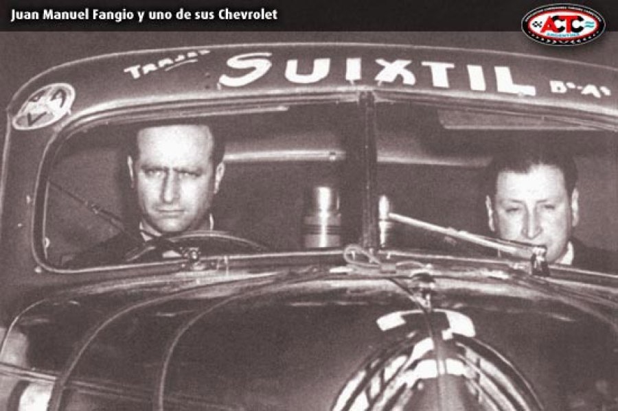 Juan Manuel Fangio y uno de sus Chevrolet. (ACTC)