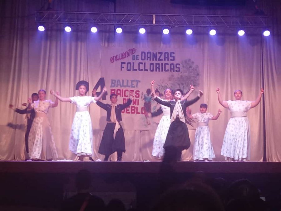 una de las coreograf&iacute;as del grupo representante de Esmeralda.