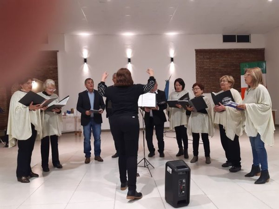 La agrupaci&oacute;n de Esmeralda durante su actuaci&oacute;n.