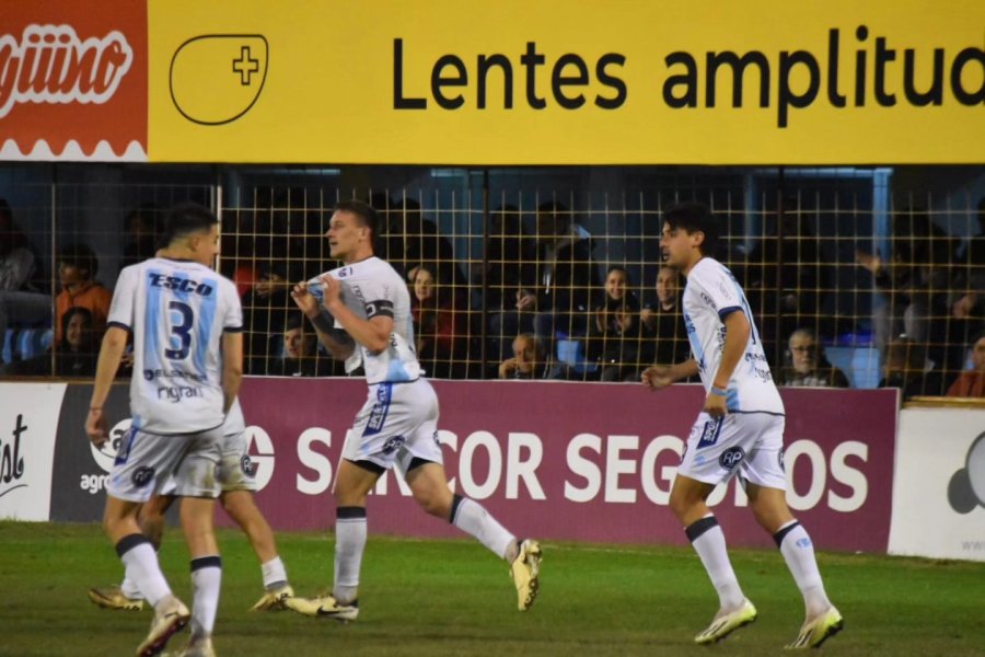 KEVIN JAPPERT Y TODO ATLÉTICO CELEBRAN EL GOL DEL TRIUNFO
