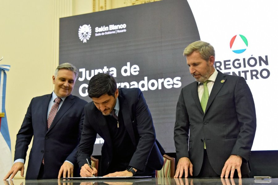Los gobernadores Mart&iacute;n Llaryora, Maximiliano Pullaro y Rogelio Frigerio al firmar el convenio.