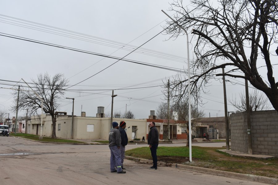 El Intendente dialoga con operarios que ejecutan la obra.