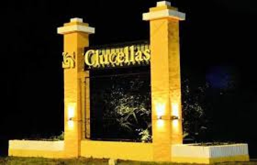 El acceso a la localidad.