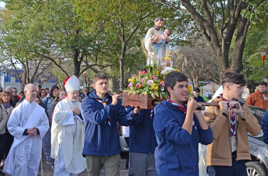 Alrededor de las 17 se efectu&oacute; la procesi&oacute;n con la imagen de San Cayetano, que fue encabezada por el obispo Pedro Torres.
