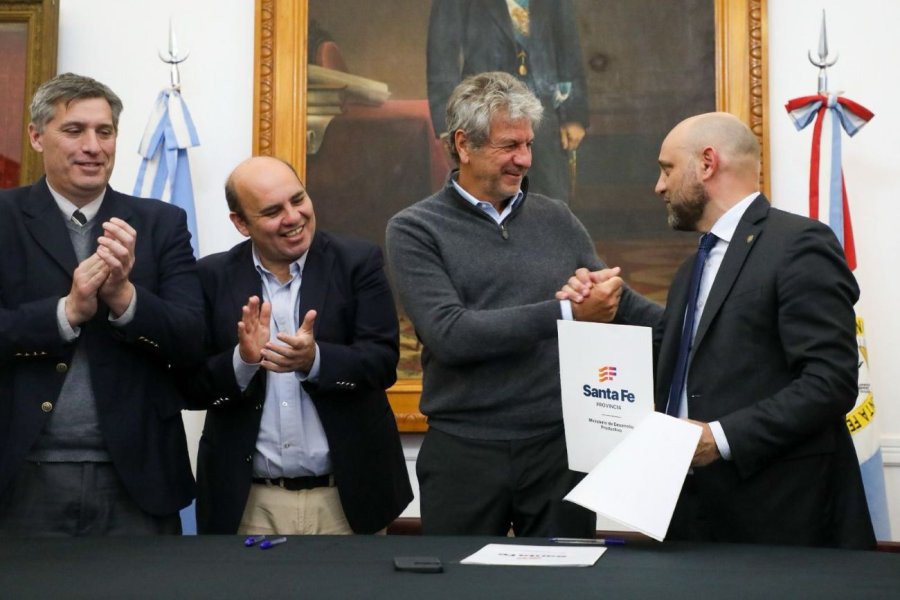 ADHESIÓN. Santa Fe rubricó el convenio con Nación y el BICE. En la firma estuvieron Olivares, Muller, Pazo y Puccini.
