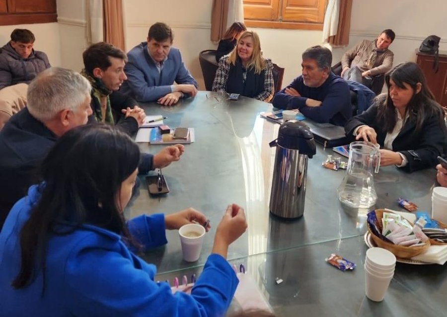 Autoridades de la FESTRAM durante la paritaria con representantes de municipios y comunas.