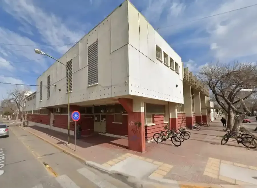 ESCUELA. Edificio donde funciona el establecimiento educativo.