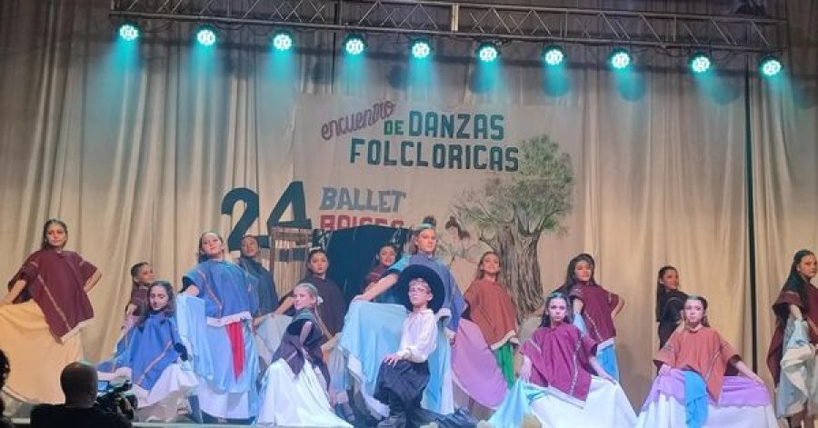 Los bailarines sanvicentinos en el escenario.