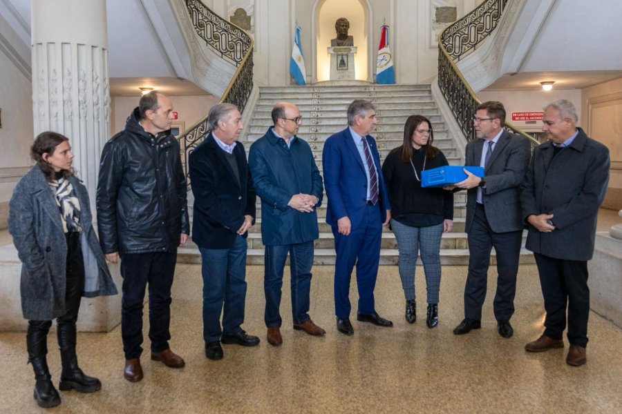 Fabi&aacute;n Bastia recibi&oacute;, en el hall de Casa de Gobierno, el informe sobre la Caja de Jubilaciones.