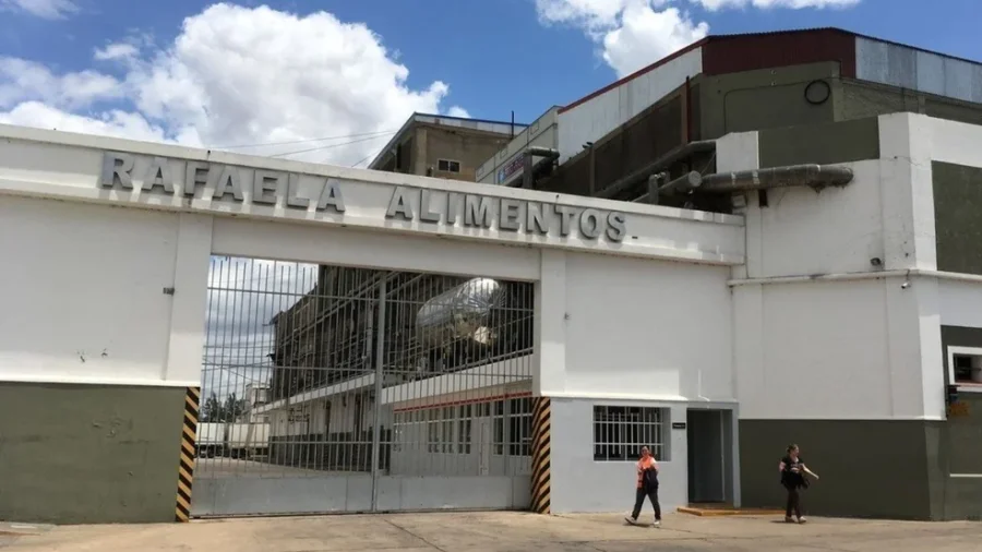 RAFAELA ALIMENTOS. El acceso a la planta industrial, sede de la firma en Rafaela, en calle Paraná al 800.