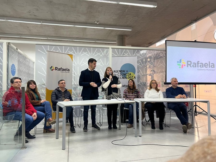 LANZAMIENTO. El intendente Leonardo Viotti y la secretaria de Educaci&oacute;n y Cultura, Norma Becchio, participaron del evento que se desarroll&oacute; en la Biblioteca Municipal &ldquo;Lermo R. Balbi&rdquo;.