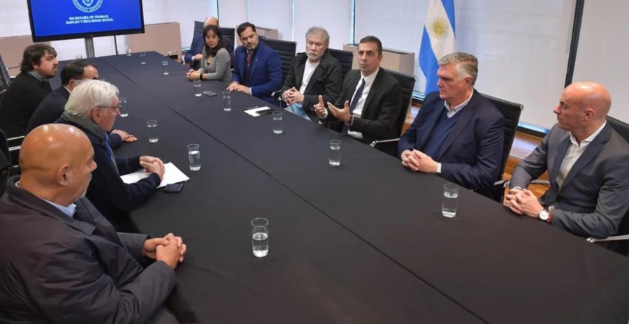 ACUERDO. Funcionarios, sindicalistas y ejecutivos de la cooperativa l&aacute;ctea al sellar el convenio.