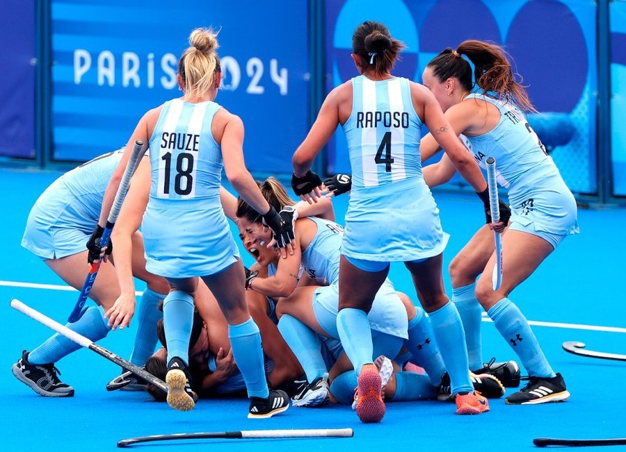 Las Leonas le acaban de ganar a Bélgica y lo celebran con alegría sin fin.