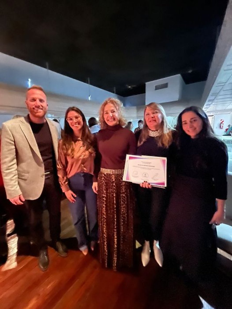 El momento en que se entreg&oacute; la distinci&oacute;n.