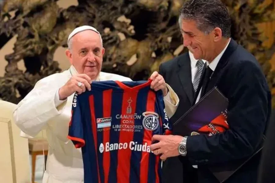 El Pontífice recibe una camiseta de San Lorenzo, su club.