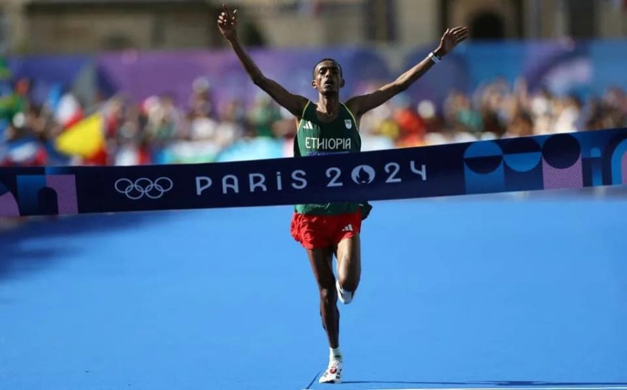 CRUZANDO LA META./ Tras el gran esfuerzo, el premio para Tola.