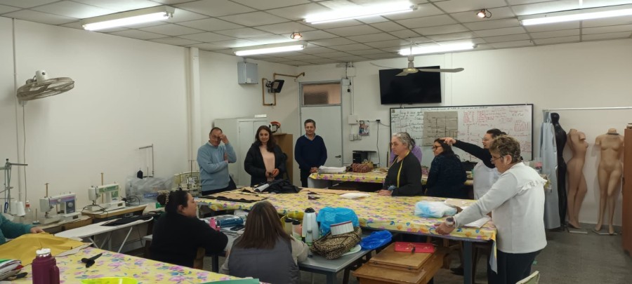 Extenso di&aacute;logo con las autoridades de la instituci&oacute;n educativa.