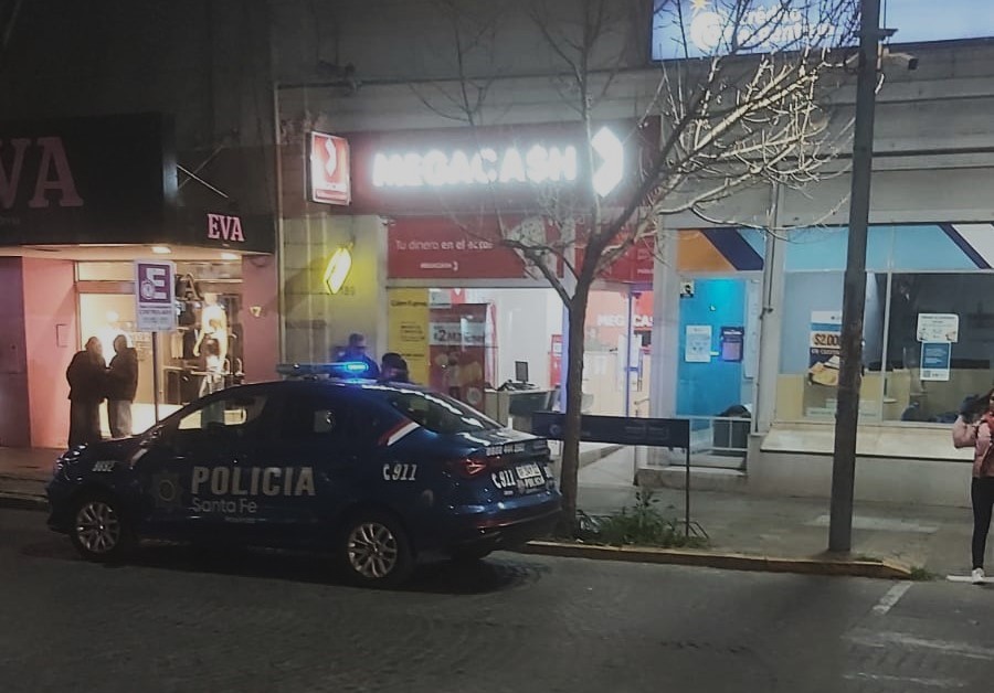 El frente del local de la financiera asaltada cuando llegó la Policía.