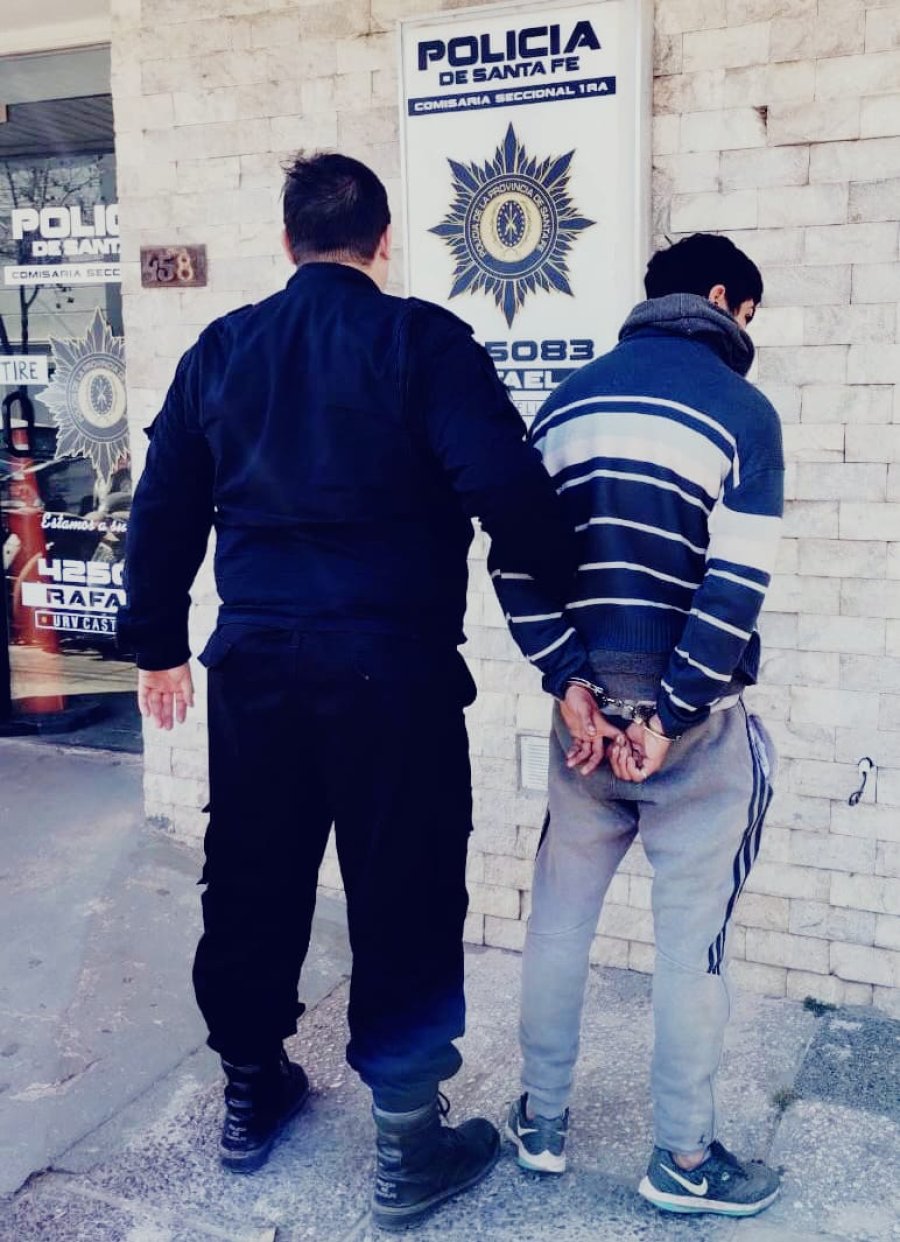Finalmente Nahuel Fernando R. de 22 años fue arrestado y trasladado a Comisaría Primera.
