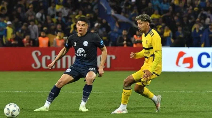 Abecasis y Medina disputan el balón.