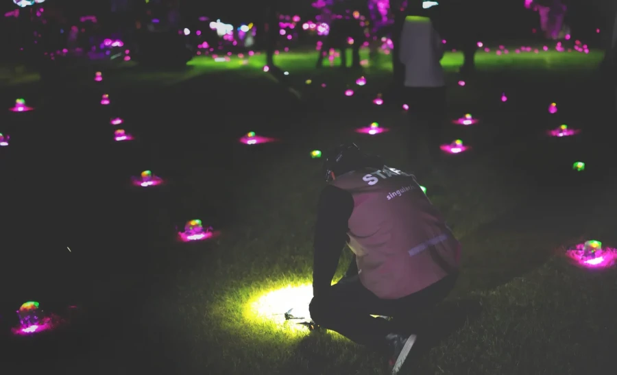 Las combinaciones de colores que engalanan los shows a&eacute;reos lum&iacute;nicos que brindan los drones constituyen un atractivo especial.
