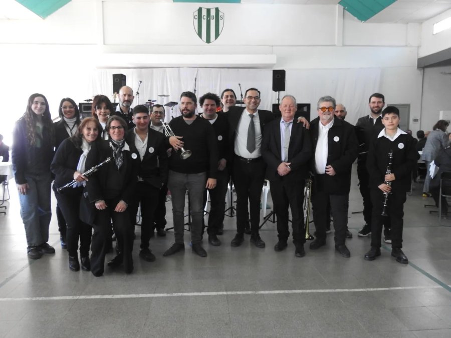 La Banda Sinf&oacute;nica junto a Jorge Perino, presidente comunal.