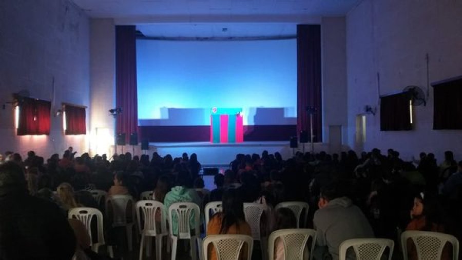 La bulliciosa sala disfrut&oacute; de la celebraci&oacute;n.