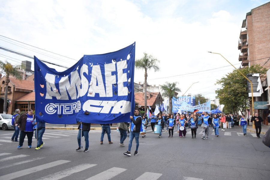 CONFLICTO. El pasado mi&eacute;rcoles 7 de marzo, Amsafe realiz&oacute; un paro y movilizaci&oacute;n frente a la sede de IAPOS.