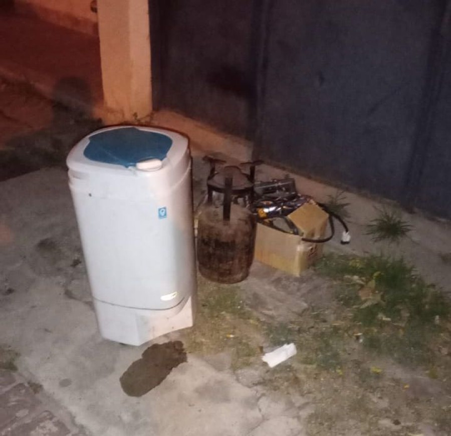 El ladrón había preparado un secarropa, una garrafa y una caja con cables para llevar.