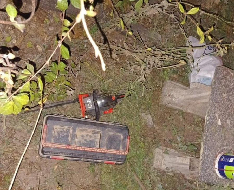 Sobre el tapial de la vivienda se encontró una motosierra y una caja de herramientas listas para llevar.