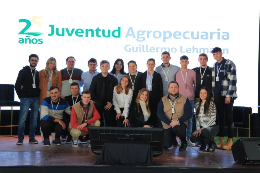 Integrantes del Grupo Juvenil de la Lehmann con Mateo Salvatto en la Rural de Rafaela, a fines de mayo de este año.