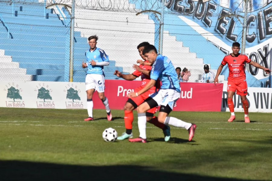 LA CREMA LLEGA A LA ÚLTIMA FECHA COMO LÍDER DE LA ZONA A TRAS SUPERAR A FERRO, SU ESCOLTA