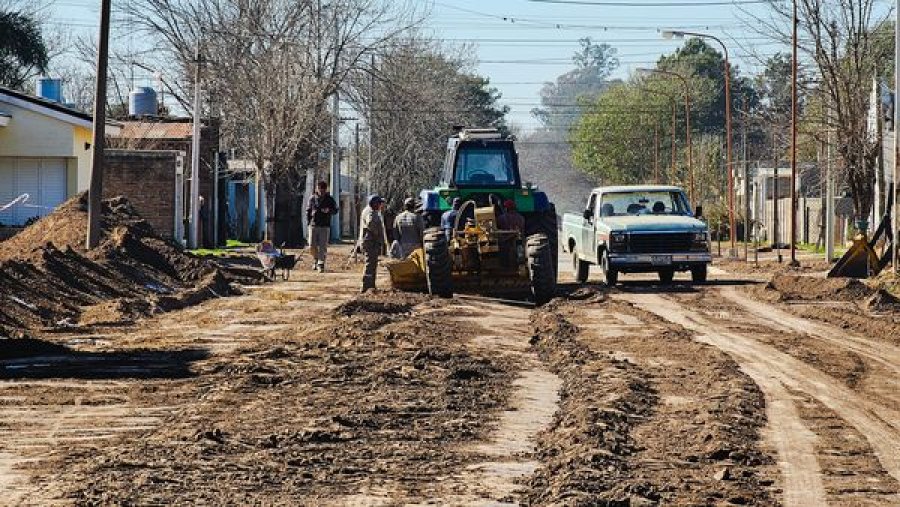 Obreros comunales trabajan en la nivelaci&oacute;n de la calzada.