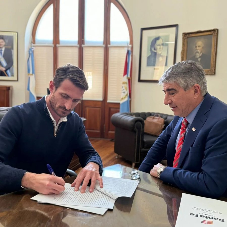 Gonzalo Aira y Fabi&aacute;n Bast&iacute;a al celebrar los acuerdos.