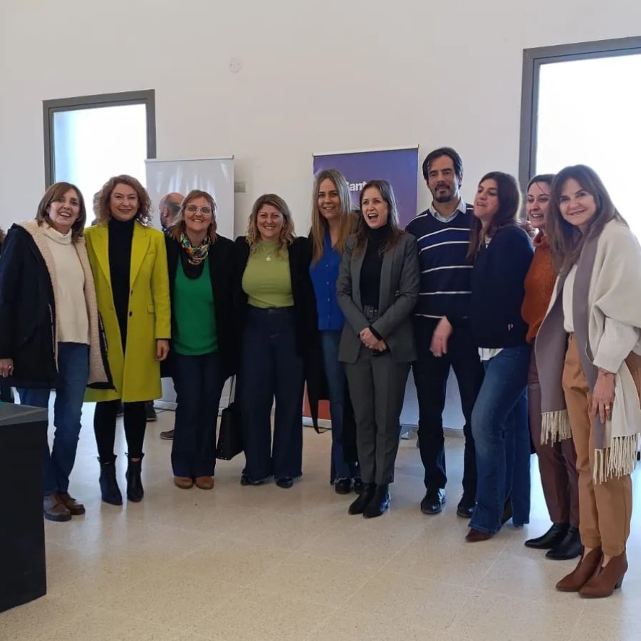 Quienes participaron de la firma de los convenios.