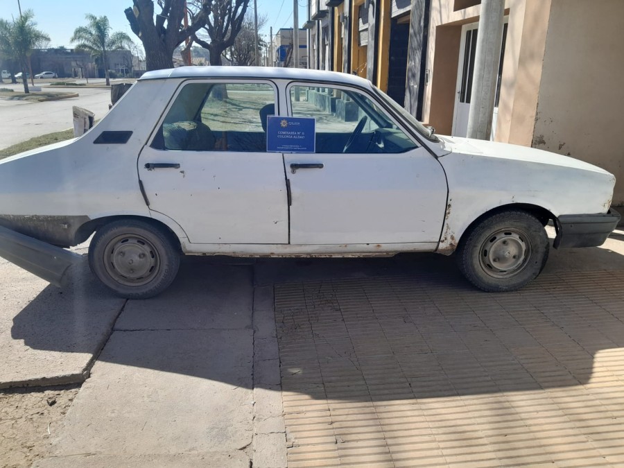El automóvil Renault 12 hallado abandonado en Aldao.