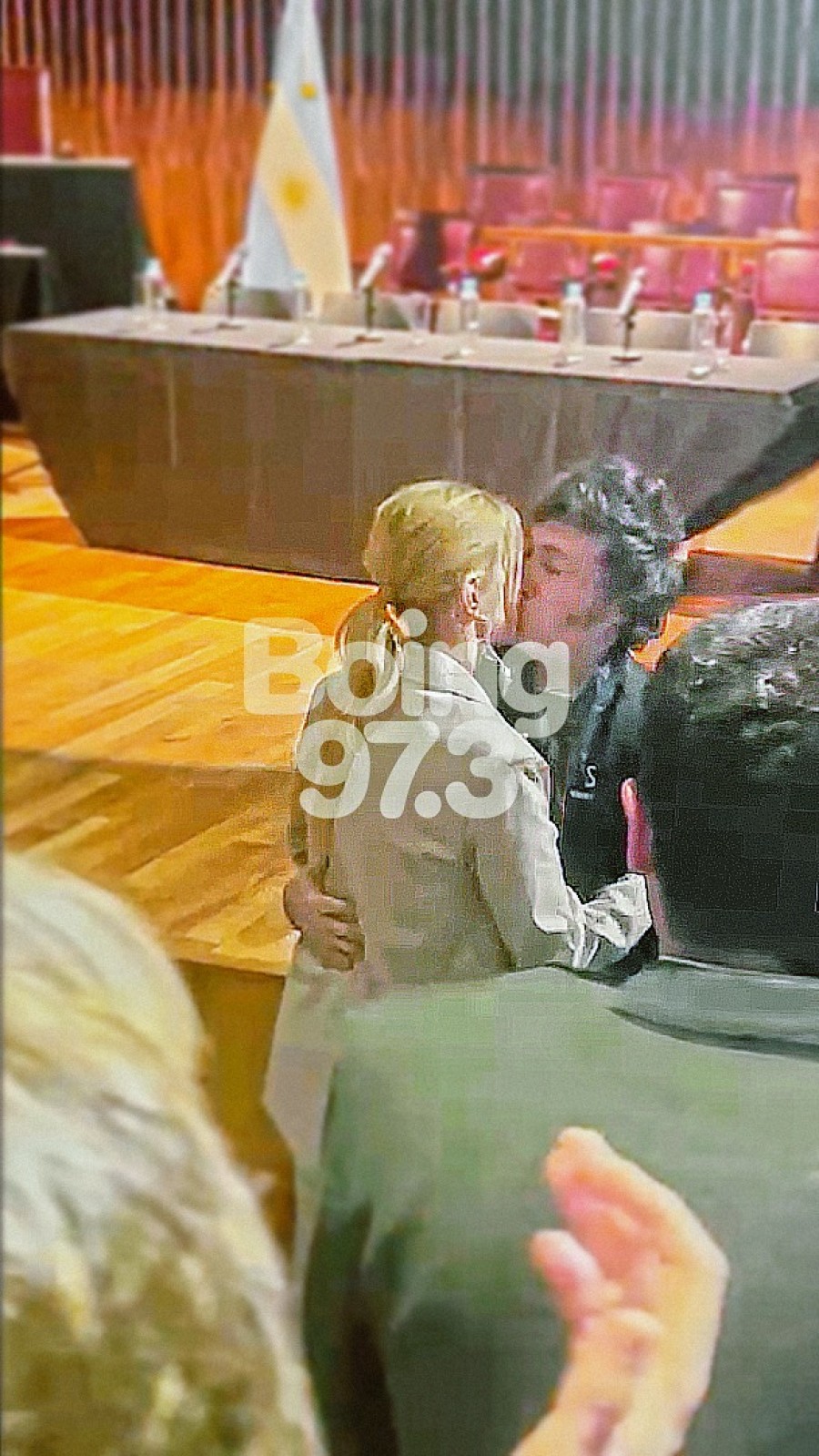 La foto que public&oacute; Radio Boing del beso presidencial.