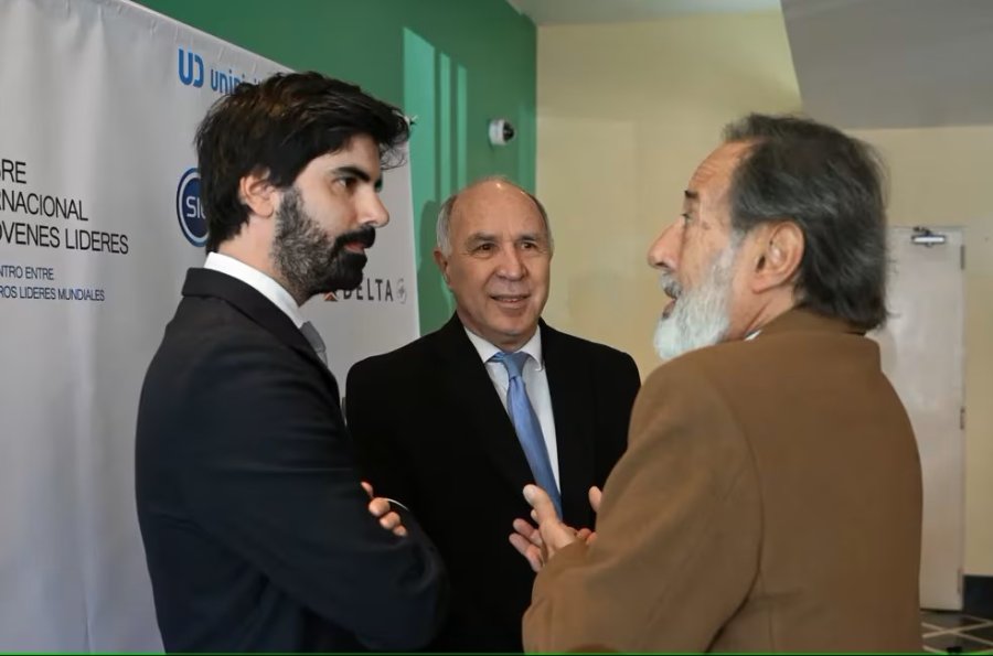 Leandro Viotto Romano, fundador de la CIJL, junto a Guillermo Francella y Ricardo Lorenzetti.