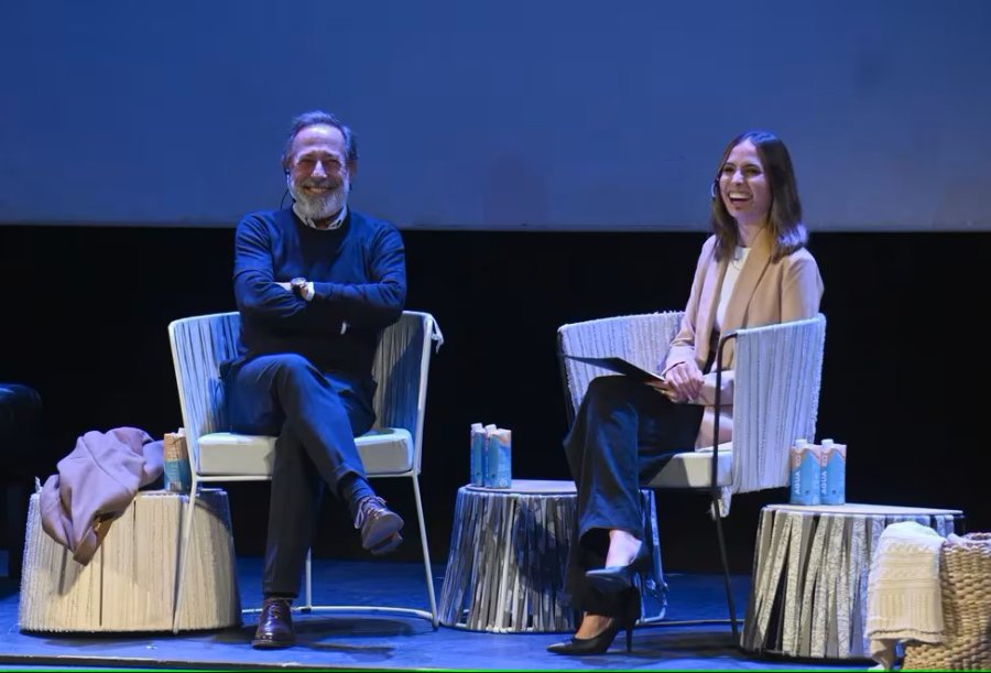Guillermo Francella fue entrevistado durante media hora por Rebeca Robles, directora de Desarrollo Institucional de la fundaci&oacute;n J&oacute;venes L&iacute;deres. (Infobae)