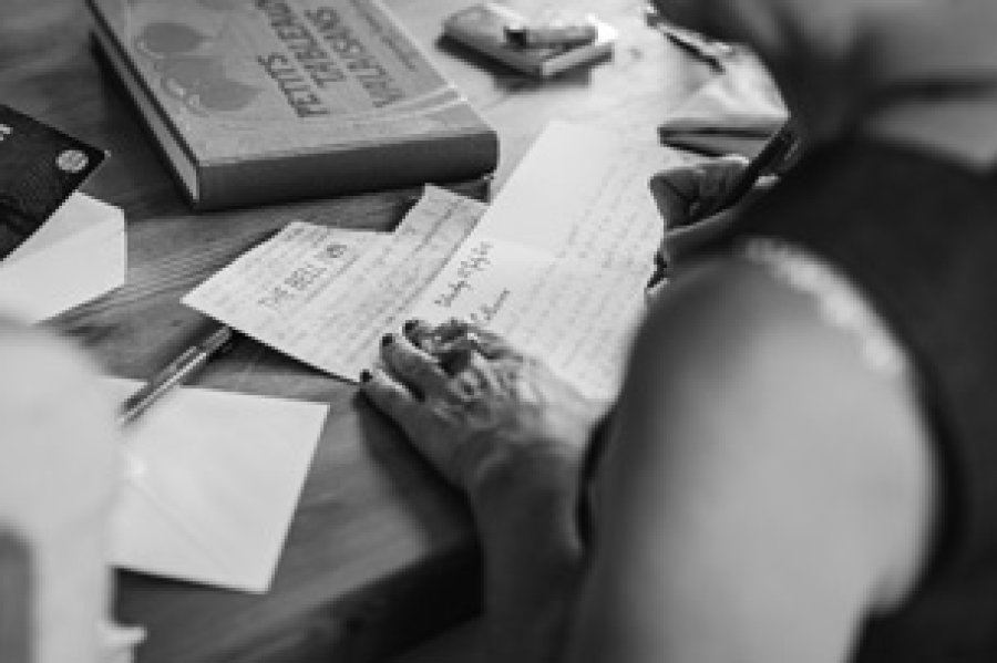 La caligraf&iacute;a es considerada como el arte de escribir a mano letras, n&uacute;meros y palabras, mediante diversos estilos. Su origen se remonta al a&ntilde;o 200 a.C, en China.