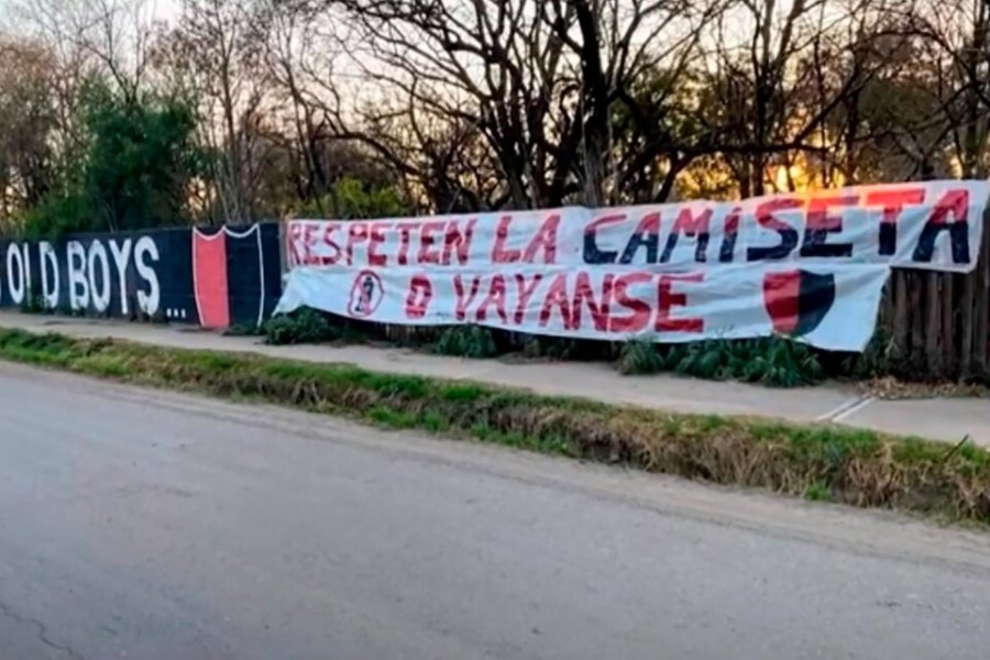 El pasacalle que apareció colgado en el predio Jorge Griffa-